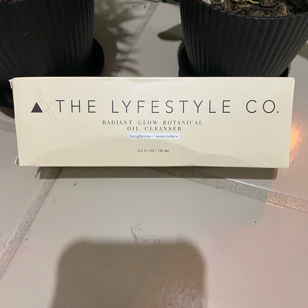 RADIANT GLOW BOTANICAL OIL CLEANSER The Lyfestyle Company